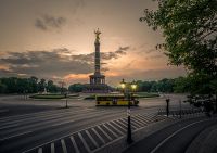 Abendstimmung Bild eines Berliner Busses vor ...